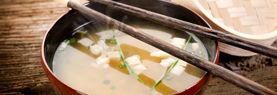 asia-suppe-mit-gebratenen-tofu-oder-pouletbruststreifen