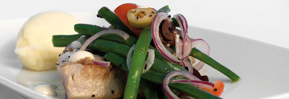 gegrilltes-thunfischsteak-mit-gruene-bohnen-salat
