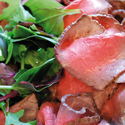 Roastbeef-Salat mit Gurke Julienne und Sojabohnensprossen