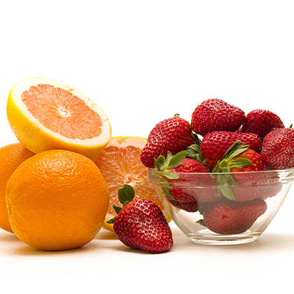 Frischer Orangensaft aus zwei Orangen und eine Handvoll Erdbeeren