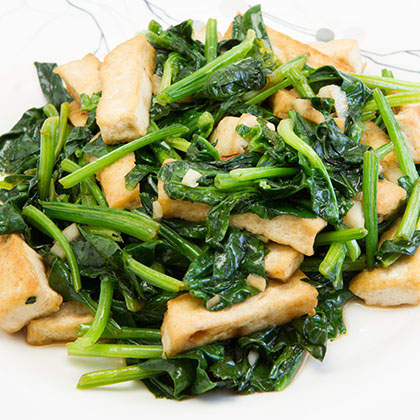 Tofu aus dem Wok mit Spinat und Champignons