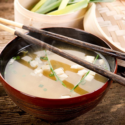Asia-Suppe mit gebratenen Tofu- oder Pouletbruststreifen