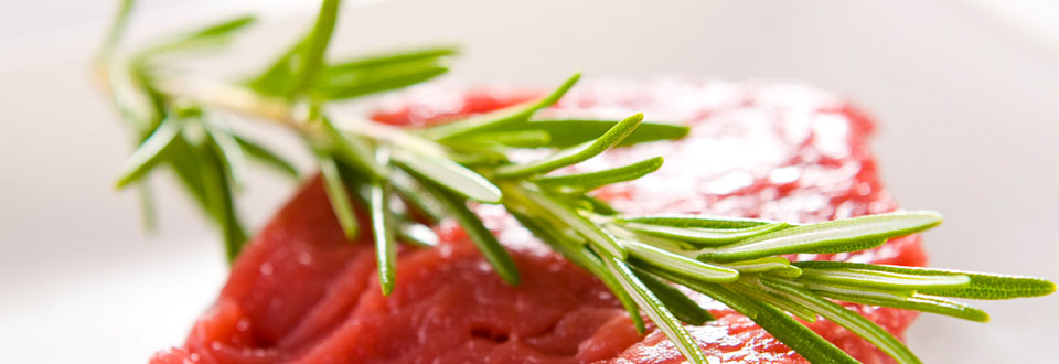 kaltes-rindstartar-mit-randen-salat