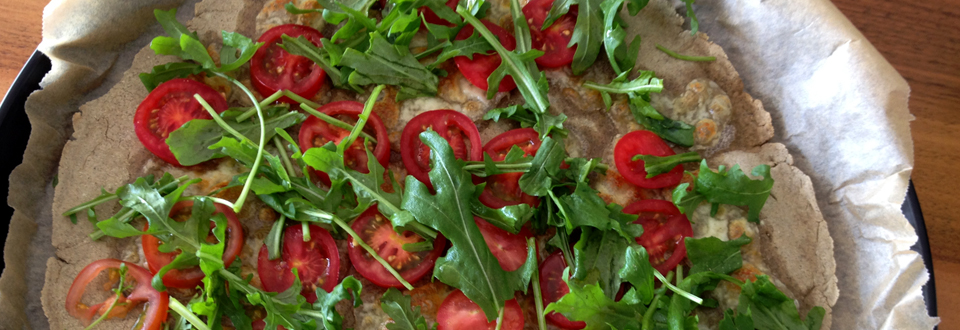 pizza-mit-rucola-und-cherrytomaten