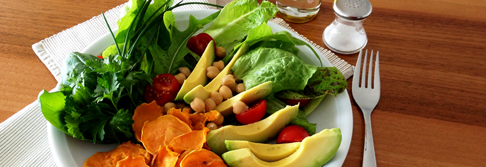 avocado-kichererbsensalat-mit-suesskartoffelchips