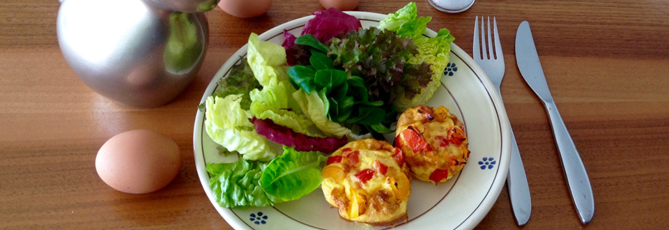eiermuffins-mit-buntem-salat