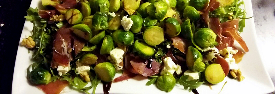rosenkohlsalat-mit-parmaschinken-baumnuessen-und-crema-di-balsamico