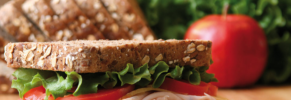 dinkelbrot-mit-huettenkaese-und-geraeucherter-pouletbrust