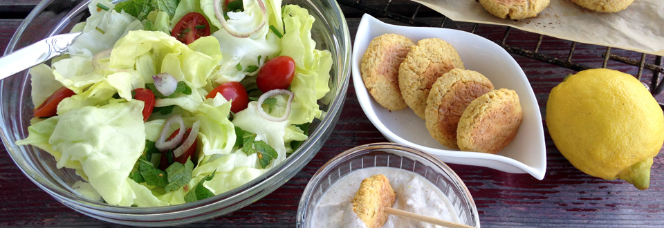 ofen-falafel-mit-joghurt-dip-und-salat