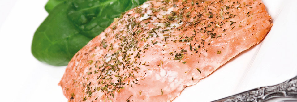 gegrillter-lachs-mit-kartoffelstock-und-spinat